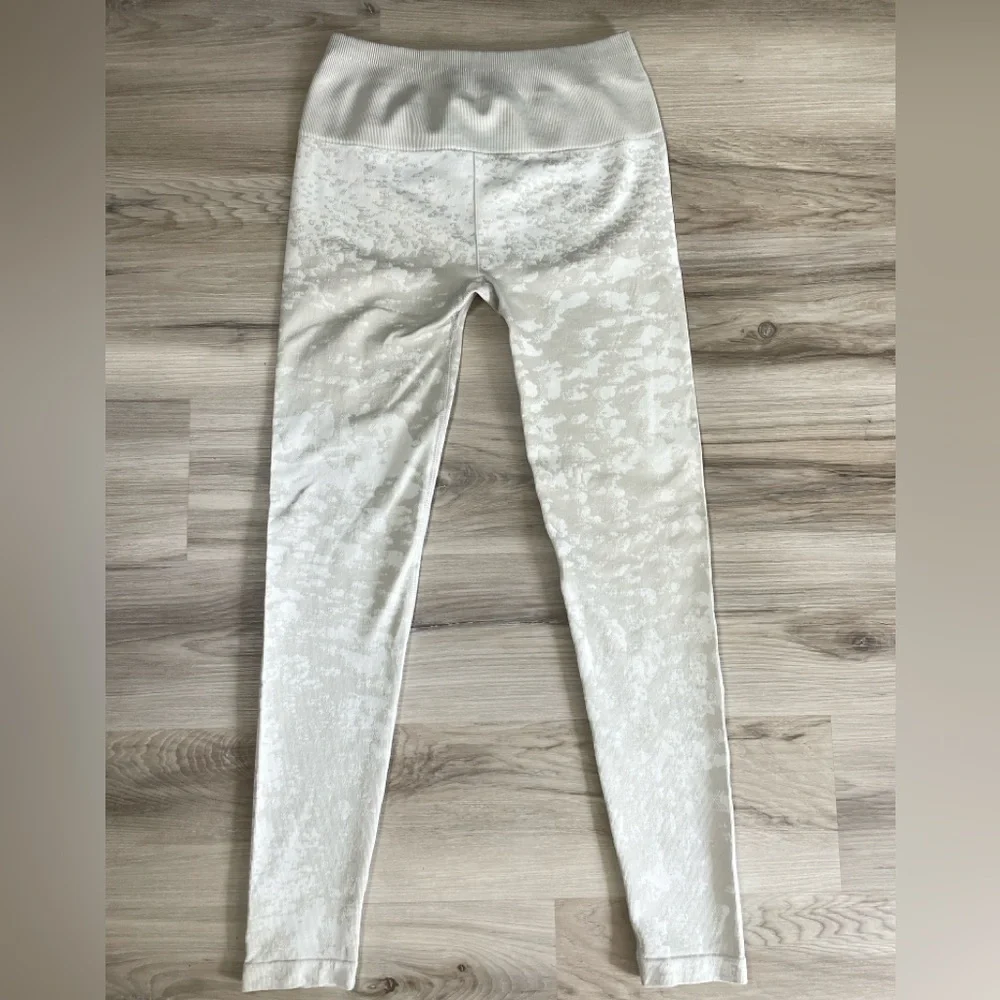 Fabletics High-Waisted Seamless Mist Legging Light Grey & White Size Small - Picture 7 of 9